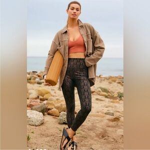 Beyond Yoga Gold Foil Sportflex back legging with deep gold flower print.